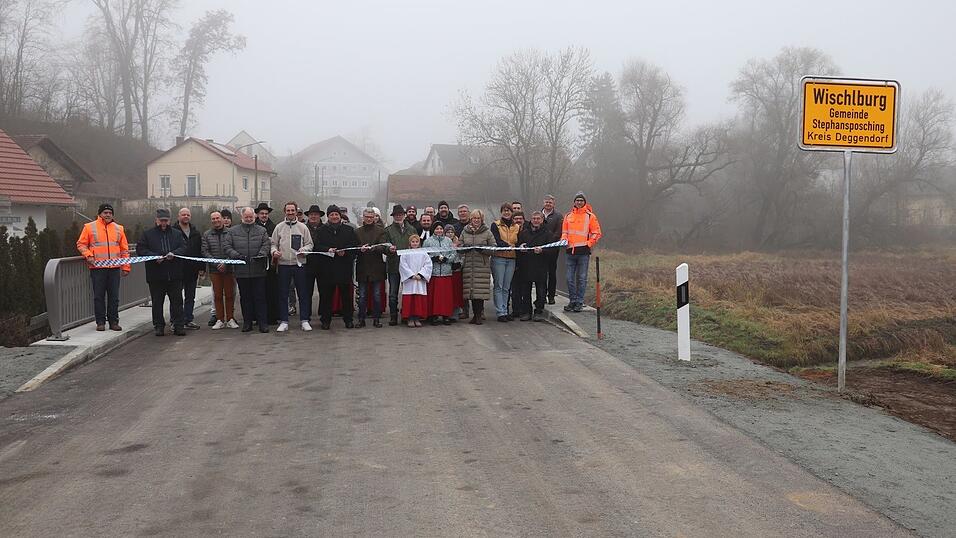 Nach dreieinhalb Monaten Bauzeit wurde die Brücke am Montagvormittag feierlich für den Verkehr freigegeben. Stephansposchings Bürgermeisterin Jutta Staudinger (7.v.r.), Bayerns Verkehrsminister Christian Bernreiter (10.v.l.) und Landrat Bernd Sibler (11.v.l.) hielten kurze Reden. Nach dreieinhalb Monaten Bauzeit wurde die Brücke am Montagvormittag feierlich für den Verkehr freigegeben. Stephansposchings Bürgermeisterin Jutta Staudinger (7.v.r.), Bayerns Verkehrsminister Christian Bernreiter (10.v.l.) und Landrat Bernd Sibler (11.v.l.) hielten kurze Reden.