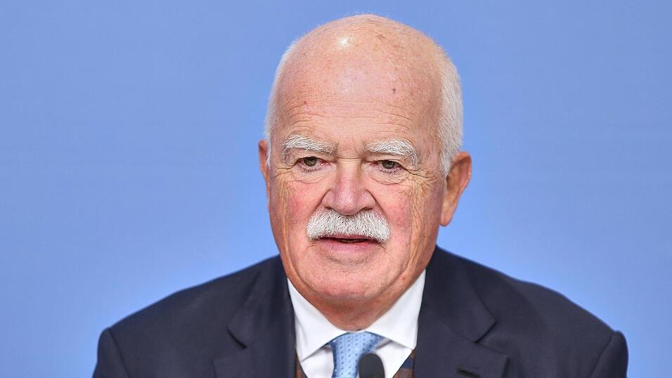 Der langj&auml;hrige CSU-Politiker Peter Gauweiler (Archiv) schl&auml;gt ein &bdquo;B&uuml;ndnis Freie W&auml;hler/CSU&ldquo; au&szlig;erhalb Bayerns vor. Seine eigene Partei h&auml;lt davon gar nichts.