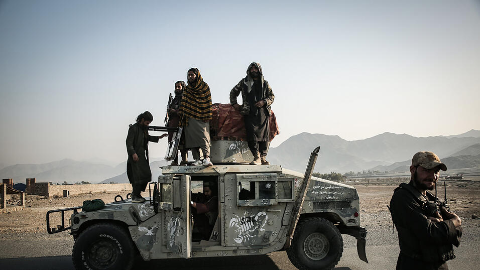 Seit August 2021 kontrollieren die Taliban nahezu ganz Afghanistan und regieren das Land. Sie entstanden 1994 in der südafghanischen Provinz Kandahar während des afghanischen Bürgerkriegs. Seit August 2021 kontrollieren die Taliban nahezu ganz Afghanistan und regieren das Land. Sie entstanden 1994 in der südafghanischen Provinz Kandahar während des afghanischen Bürgerkriegs.