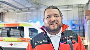 'Für uns kommt jetzt eine sehr kritische Zeit', befürchtete BRK-Rettungsdienstleiter Markus Mühlbauer. Die Corona-Pandemie ist für ihn und seine Mitarbeiter eine enorme Herausforderung - man arbeitet an der Belastungsgrenze. 'Für uns kommt jetzt eine sehr kritische Zeit', befürchtete BRK-Rettungsdienstleiter Markus Mühlbauer. Die Corona-Pandemie ist für ihn und seine Mitarbeiter eine enorme Herausforderung - man arbeitet an der Belastungsgrenze.