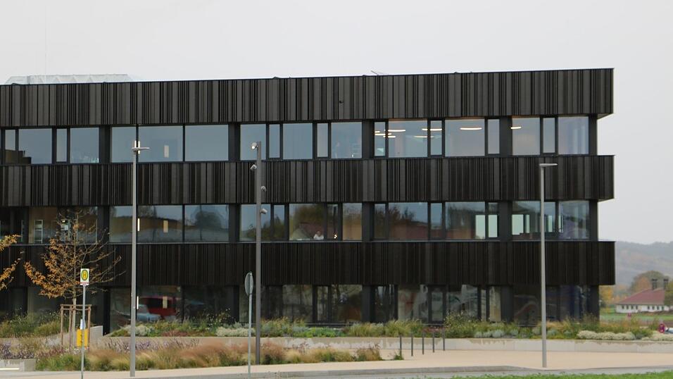 Weil die Verwaltung das neue Geb&auml;ude erst sp&auml;ter bezog als geplant, fallen die Mietzahlungen an Lakubau geringer aus.