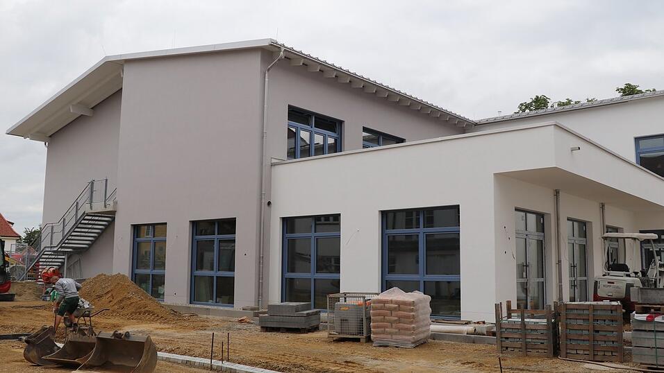 Blick von der Turnhalle der Grundschule zum gro&szlig;en Speisesaal der OGS im Erdgeschoss. Auf dem Flachdach ist alles f&uuml;r eine Bepflanzung vorbereitet.