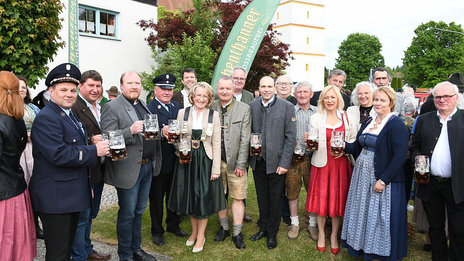 Die Ehrengäste stießen nach dem offiziellen Anzapfen auf ein gutes Gelingen und einen friedlichen Verlauf des Volksfests an. Die Ehrengäste stießen nach dem offiziellen Anzapfen auf ein gutes Gelingen und einen friedlichen Verlauf des Volksfests an.