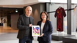 Die DFB-Spitzenfunktionäre Bernd Neuendorf und Heike Ullrich dürfen sich über den Zuschlag für die EM 2029 freuen. (Archivbild) Die DFB-Spitzenfunktionäre Bernd Neuendorf und Heike Ullrich dürfen sich über den Zuschlag für die EM 2029 freuen. (Archivbild)