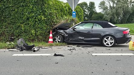 Drei Personen wurden bei dem Unfall verletzt.