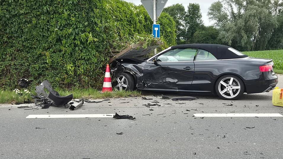 Drei Personen wurden bei dem Unfall verletzt. Drei Personen wurden bei dem Unfall verletzt.