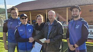 Freude bei der Spenden&uuml;bergabe: Daniela und Hans Eder aus Eggersberg &uuml;berreichen die Spende an SV-Boss Johannes Wellisch. Mit im Bild sind die Fu&szlig;ballabteilungsleiter Andy Kaml (r.) und Wolfgang Wellisch (l.).