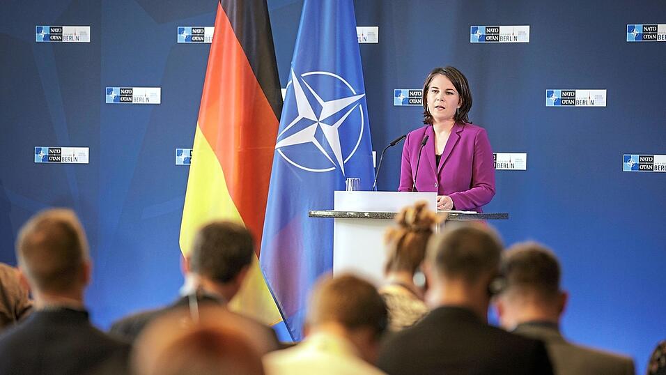 Außenministerin Annalena Baerbock (Grüne) hält eine Diskussion über europäische Schulden zur Aufrüstung gegen Russland für notwendig. Außenministerin Annalena Baerbock (Grüne) hält eine Diskussion über europäische Schulden zur Aufrüstung gegen Russland für notwendig.