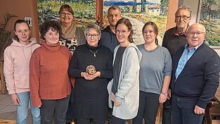 Die Vorstandschaft des „Vereins für Igelschutz und Igelrettung im Landkreis Deggendorf und Umland“: (v.l.) Juliane Hallek (Kassiererin), Regine Thierland (Beisitzerin), Andrea Würzinger (Kassenprüferin), Barbara Niemann (erste Vorsitzende), Christian Liebl (zweiter Vorsitzender), Andrea Just (Schriftführerin), Daniela Artmann (Beisitzerin), Helmut Reitenbach (Beisitzer) und Bürgermeister Wolfgang Schwarz. Die Vorstandschaft des „Vereins für Igelschutz und Igelrettung im Landkreis Deggendorf und Umland“: (v.l.) Juliane Hallek (Kassiererin), Regine Thierland (Beisitzerin), Andrea Würzinger (Kassenprüferin), Barbara Niemann (erste Vorsitzende), Christian Liebl (zweiter Vorsitzender), Andrea Just (Schriftführerin), Daniela Artmann (Beisitzerin), Helmut Reitenbach (Beisitzer) und Bürgermeister Wolfgang Schwarz.
