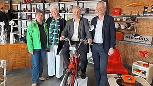 In den wilden Siebzigern war die Farbe Orange sehr beliebt, zum Beispiel f&uuml;r das Moped der Firma Piaggio. G&auml;ste und Organisatoren hatten am Freitag auf jeden Fall viel Freude an den au&szlig;ergew&ouml;hnlichen Fundst&uuml;cken im Entsorgungszentrum (von links): Gudrun Sp&auml;th vom ZAW-SR, Barbara Michal, Leiterin des Kreismuseums Bogen, ZAW-SR-Gesch&auml;ftsleiter Gangolf Wasmeier und Oberb&uuml;rgermeister Markus Pannermayr.