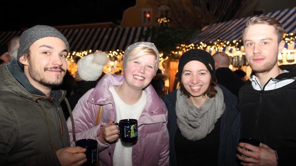 Die Perchtengruppe 'Frisinger Fratz'n' trat am Mittwochabend auf dem Landshuter Christkindlmarkt auf. Die Perchtengruppe 'Frisinger Fratz'n' trat am Mittwochabend auf dem Landshuter Christkindlmarkt auf.