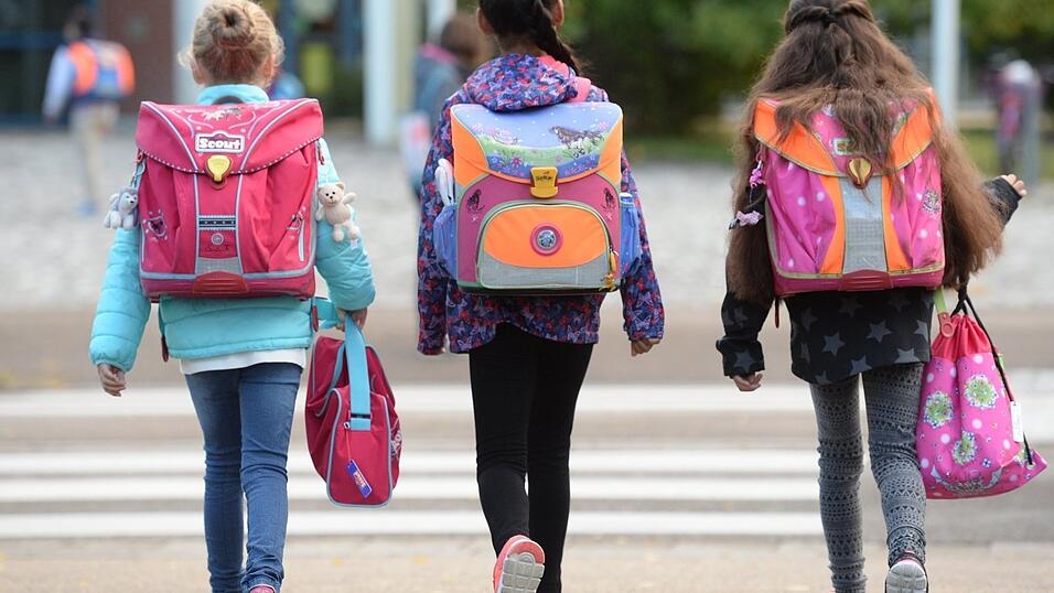 Bis Freitagvormittag soll entschieden werden, ob die Schulen in Bayern geschlossen werden sollen (Symbolbild). Bis Freitagvormittag soll entschieden werden, ob die Schulen in Bayern geschlossen werden sollen (Symbolbild).