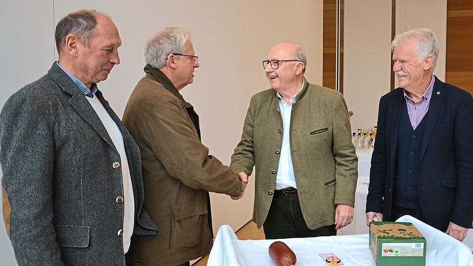 Einen Kompass, eine Salami und einen Kanister Apfelsaft hatten die Vertreter der ÖDP für Martin Neumeyer (2. v. r.) mitgebracht (v. l.): Konrad Pöppel, Peter-Michael Schmalz und Ferdinand Hacklspegrer. Einen Kompass, eine Salami und einen Kanister Apfelsaft hatten die Vertreter der ÖDP für Martin Neumeyer (2. v. r.) mitgebracht (v. l.): Konrad Pöppel, Peter-Michael Schmalz und Ferdinand Hacklspegrer.