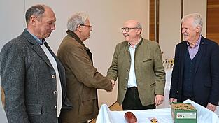 Einen Kompass, eine Salami und einen Kanister Apfelsaft hatten die Vertreter der ÖDP für Martin Neumeyer (2. v. r.) mitgebracht (v. l.): Konrad Pöppel, Peter-Michael Schmalz und Ferdinand Hacklspegrer.