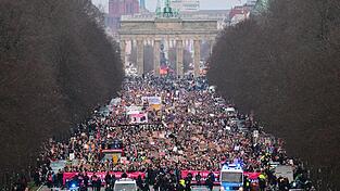 Zahlreiche Menschen demonstrieren in Berlin für die 'Brandmauer', also eine Abgrenzung der Union zur AfD.