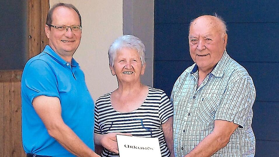 Zweiter Bürgermeister Christoph Ebner gratulierte Marianne und Sepp Inhofer zur Eisernen Hochzeit. Zweiter Bürgermeister Christoph Ebner gratulierte Marianne und Sepp Inhofer zur Eisernen Hochzeit.