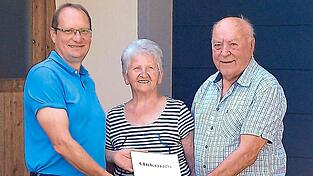 Zweiter Bürgermeister Christoph Ebner gratulierte Marianne und Sepp Inhofer zur Eisernen Hochzeit.
