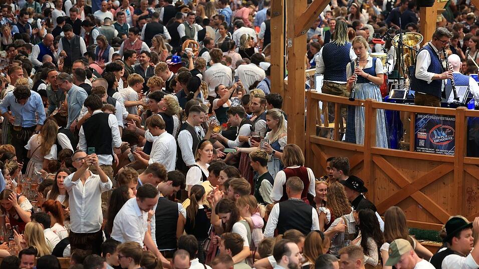 Wer mit Chef und Kollegen auf die Wiesn geht, sollte ein paar Dinge beachten. Wer mit Chef und Kollegen auf die Wiesn geht, sollte ein paar Dinge beachten.