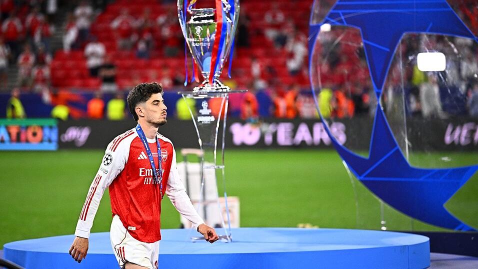 Kai Havertz geht nach dem verlorenen Finale der Champions League am Pokal vorbei. Kai Havertz geht nach dem verlorenen Finale der Champions League am Pokal vorbei.