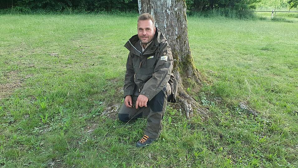 Ranger Christian Rudolf liebt die Natur und den Wald seit seiner Kindheit. Seit 2019 arbeitet er im Naturpark Hirschwald. Ranger Christian Rudolf liebt die Natur und den Wald seit seiner Kindheit. Seit 2019 arbeitet er im Naturpark Hirschwald.