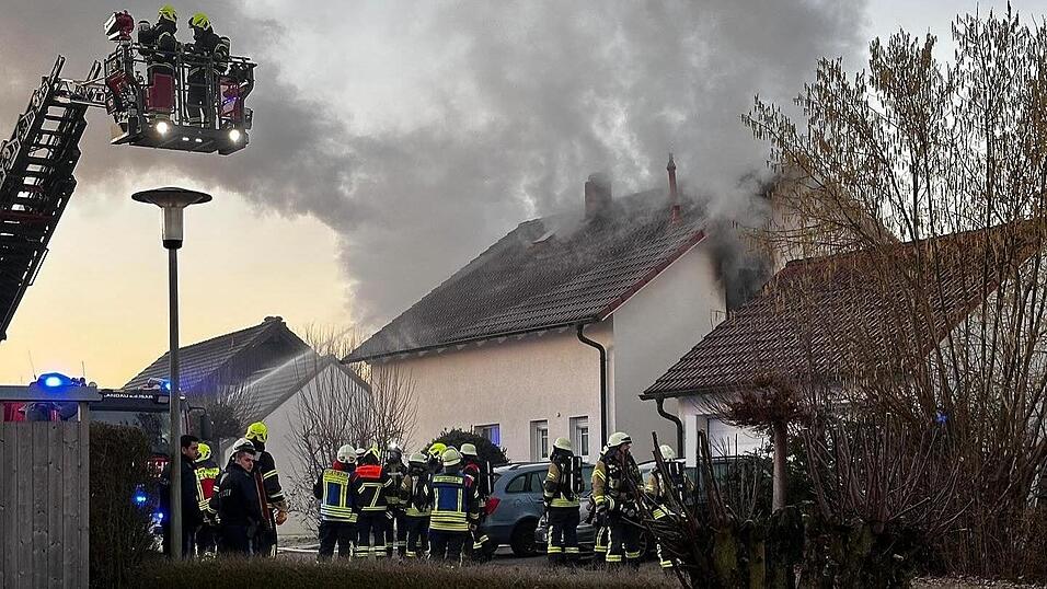 Aus dem Haus quoll dichter Rauch. Viele Feuerwehren waren im Einsatz. Aus dem Haus quoll dichter Rauch. Viele Feuerwehren waren im Einsatz.