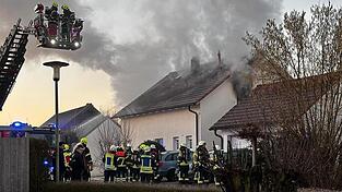 Aus dem Haus quoll dichter Rauch. Viele Feuerwehren waren im Einsatz.