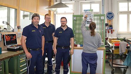 Gerhard Melch, Tobias Pohmer und Matthias Schütz (v.l.) sind drei der fünf Elektromeister der JVA. Einer ihrer Azubis ist Thorsten S. (rechts), der eigentlich anders heißt. Er genießt es, dass er hier nur zu zweit in der Berufsschulklasse bei einem „ganz netten“ Lehrer sitzt, erzählt der 42-Jährige.