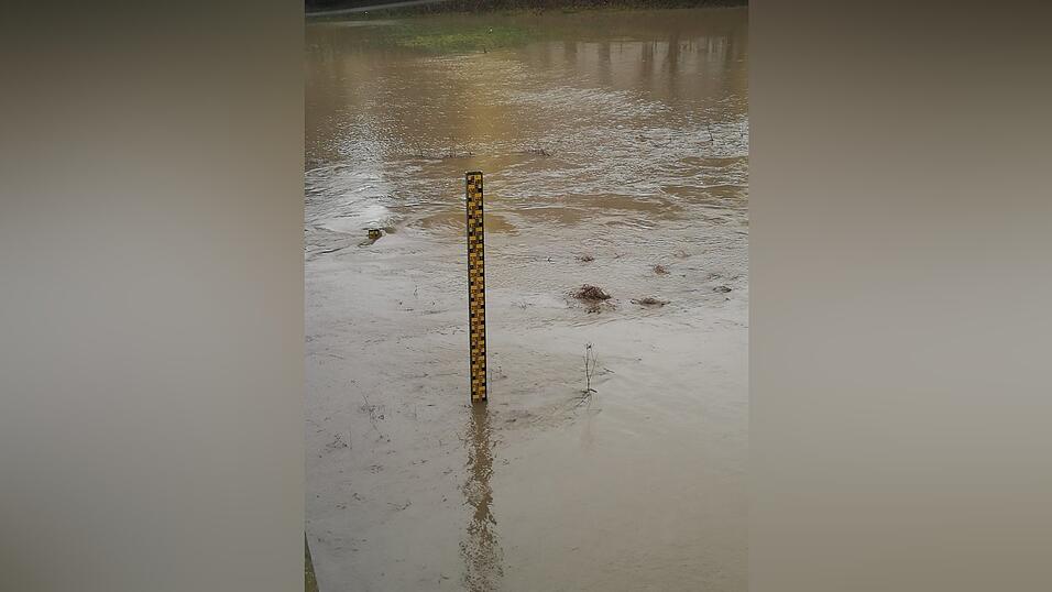 Die Flutmulde ist gesperrt, weil die Pfettrach &uuml;ber die Ufer getreten ist.