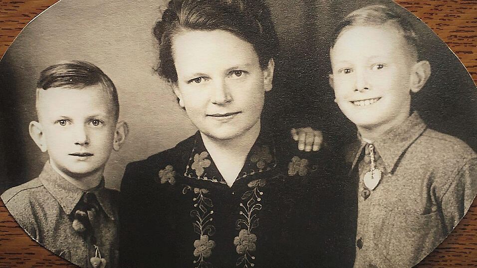 Mutter Else Lüdtke mit Sohn Jürgen und Klaus Lüdtke (r.). Mutter Else Lüdtke mit Sohn Jürgen und Klaus Lüdtke (r.).
