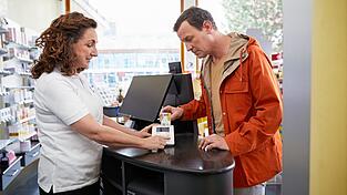 Durch die elektronische Patientenakte können Ärzte und Apotheken sowohl die Krankengeschichte als auch verschriebene Medikamente des jeweiligen Patienten einsehen.