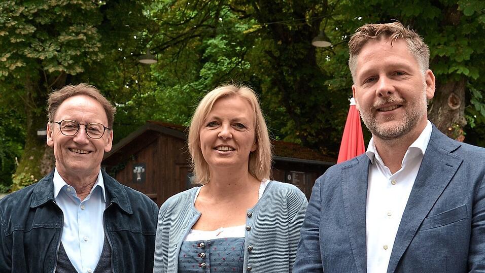 Rathauschef Hans Sailer (links) und FWG-Vorsitzender Sebastian R&ouml;hrig mit der designierten B&uuml;rgermeisterkandidatin Beatrix Sebald.