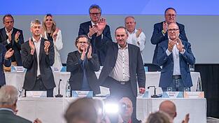 Hubert Aiwanger ist bei der Landesversammlung der Freien Wähler als Vorsitzender im Amt bestätigt worden. Hubert Aiwanger ist bei der Landesversammlung der Freien Wähler als Vorsitzender im Amt bestätigt worden.
