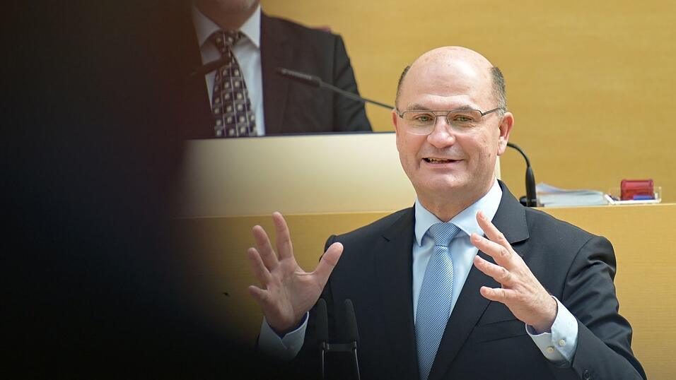 Finanzminister F&uuml;racker verteidigt den Haushalt im Landtag.