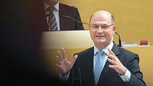 Finanzminister F&uuml;racker verteidigt den Haushalt im Landtag.