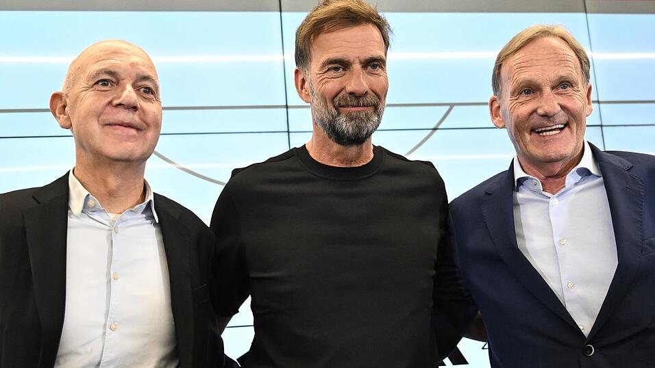 Jürgen Klopp posiert mit der DFB-Spitze bei seiner Vorstellung. (Archivbild) Jürgen Klopp posiert mit der DFB-Spitze bei seiner Vorstellung. (Archivbild)