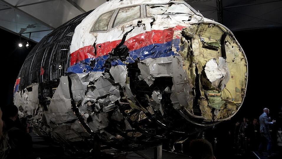 Die aus Tr&uuml;mmern wieder zusammen gesetzte Boeing 777 der Malaysia Airlines, die als Flug MH17 &uuml;ber-6 der Ukraine abgeschossen wurde.