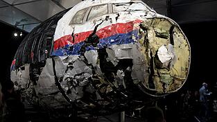 Die aus Trümmern wieder zusammen gesetzte Boeing 777 der Malaysia Airlines, die als Flug MH17 über-6 der Ukraine abgeschossen wurde. Die aus Trümmern wieder zusammen gesetzte Boeing 777 der Malaysia Airlines, die als Flug MH17 über-6 der Ukraine abgeschossen wurde.