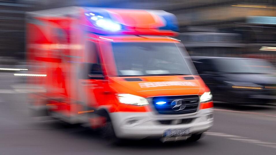 Sanitäter brachten die Schwerverletzten in eine Klinik - dort starb die Frau an ihren Verletzungen. (Symbolbild) Sanitäter brachten die Schwerverletzten in eine Klinik - dort starb die Frau an ihren Verletzungen. (Symbolbild)