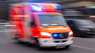 Sanitäter brachten die Schwerverletzten in eine Klinik - dort starb die Frau an ihren Verletzungen. (Symbolbild)