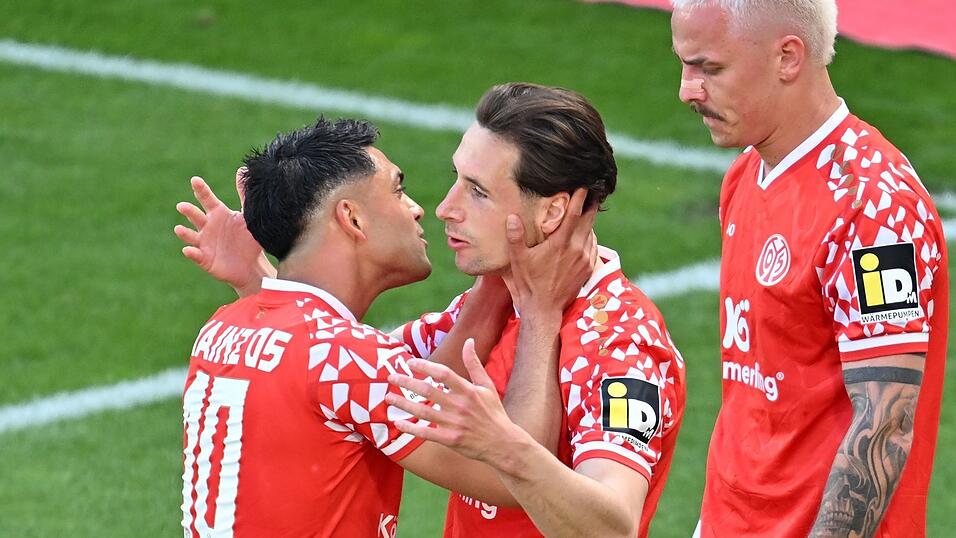 K&uuml;sschen f&uuml;r den Mainzer Torsch&uuml;tzen zum 1:0: Nadiem Amiri (l) freut sich mit Dominik Kohr.