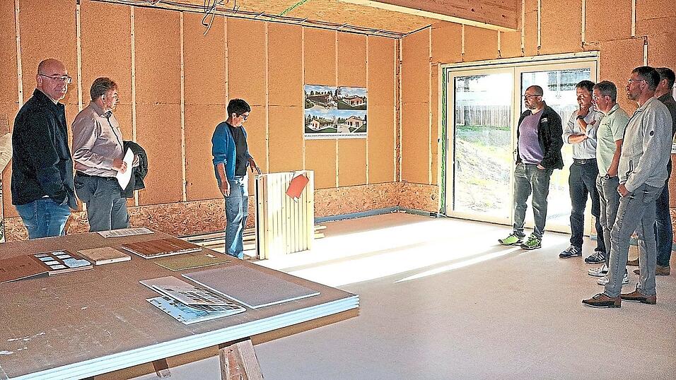 Architektin Yvonne Schrattenthaler erläuterte den Mitgliedern des Bauausschusses bei der Besichtigung des Neubaus der Ganztagsbetreuung auch die Bemusterung. Architektin Yvonne Schrattenthaler erläuterte den Mitgliedern des Bauausschusses bei der Besichtigung des Neubaus der Ganztagsbetreuung auch die Bemusterung.