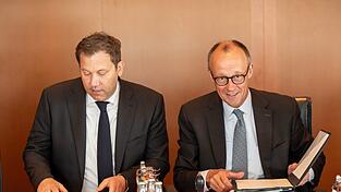 Finanzminister Lars Klingbeil (l.) und Bundeskanzler Friedrich Merz stehen womöglich bald vor unpopulären Entscheidungen.