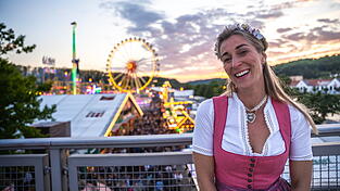 Sie sei ein regionales Model, sagt Ramona Frank, hier bei der Dult. Sie wurde aber auch schon f&uuml;r Auftr&auml;ge in Dubai oder Indonesien gebucht.