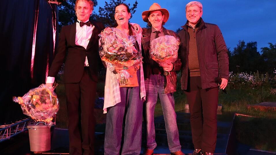 Christian Erdt, Katy Karrenbauer, Tom Nowotyn und Bürgermeister Sandro Bauer am Ende der Premiere. Christian Erdt, Katy Karrenbauer, Tom Nowotyn und Bürgermeister Sandro Bauer am Ende der Premiere.