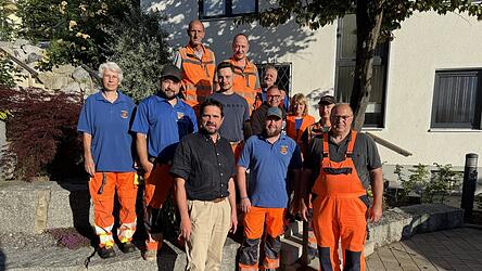 Die Bauhofmitarbeiter von oben links: J&uuml;rgen Popp, Markus Reiser, Valentin Costea. Zweite Reihe: Reinigungskraft Bettina Moser, Hausmeister Andreas Schnur, technischer Mitarbeiter Marco Wolf, stellvertretender Bauhofleiter Sven Haberkorn, Reinigungskraft Ana Costea, Gr&uuml;nfl&auml;chenpfleger Stefan Hoffmann. Dritte Reihe: B&uuml;rgermeister Adalbert H&ouml;sl, technischer Mitarbeiter Florian G&uuml;rster und Bauhofleiter Manfred Paukner.