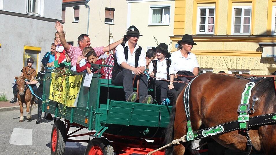 Viele Besucher verfolgten am Sonntag den Umzug auf dem Vilsbiburger Stadtplatz. Viele Besucher verfolgten am Sonntag den Umzug auf dem Vilsbiburger Stadtplatz.