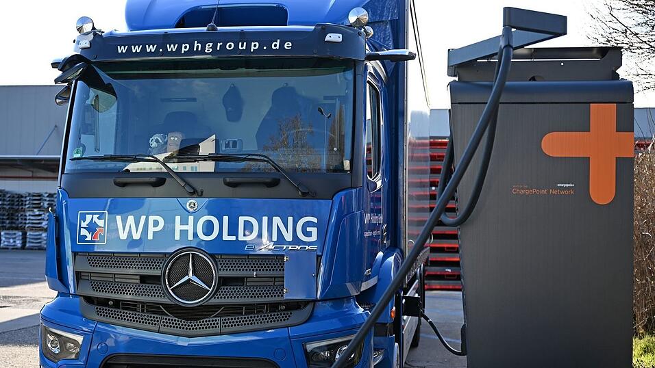 Voller Akku für die nächste Tour: Ein E-Lkw wird auf dem Gelände der WP Spedition in Zwickau geladen. Voller Akku für die nächste Tour: Ein E-Lkw wird auf dem Gelände der WP Spedition in Zwickau geladen.
