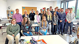 Die Klasse M10 mit dem Bundestagsabgeordneten Muhanad Al-Halak (FDP)(4.v.r), der Klassenlehrerin Ursula Winberger und dem Sozialpädagogen Florian Geiger. Die Klasse M10 mit dem Bundestagsabgeordneten Muhanad Al-Halak (FDP)(4.v.r), der Klassenlehrerin Ursula Winberger und dem Sozialpädagogen Florian Geiger.