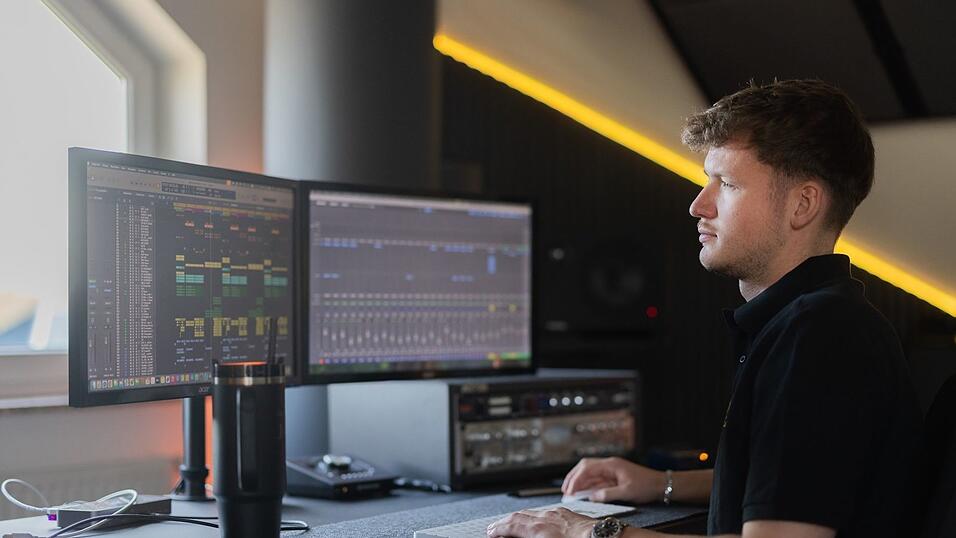 Still am Schreibtisch statt laut auf der B&uuml;hne: Julian Sommer bei der Arbeit.