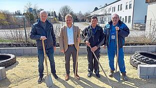 Die Vilstaler Sch&uuml;tzen beim Spatenstich mit Josef Beham.